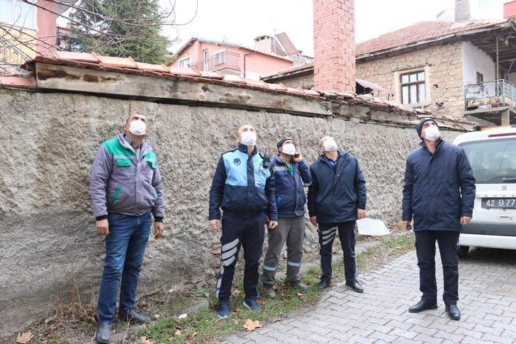 Çatıda mahsur kalan kediyi itfaiye ekipleri kurtardı G5