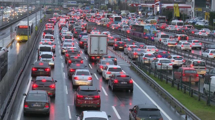İstanbullular dikkat! Trafik yoğunluğu y&uuml;zde 78'e ulaştı