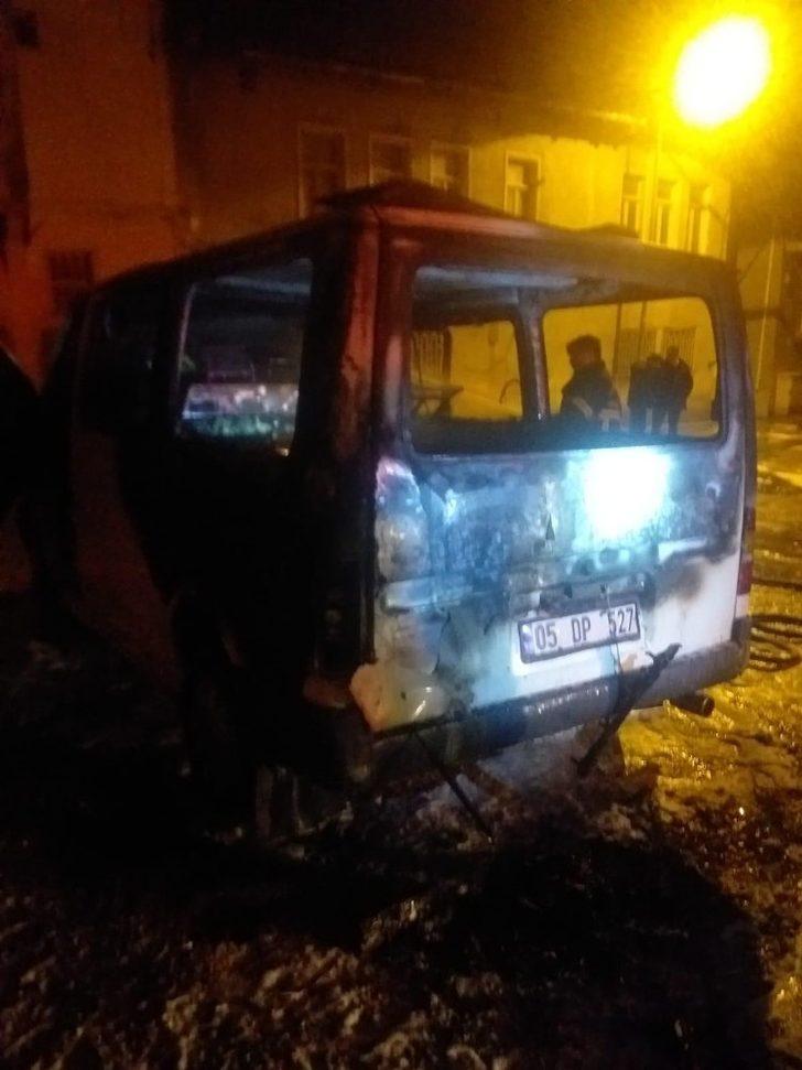 Park halindeki ticari araç alev aldı G1