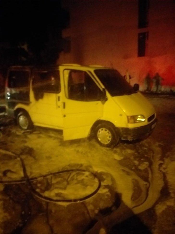 Park halindeki ticari araç alev aldı G2