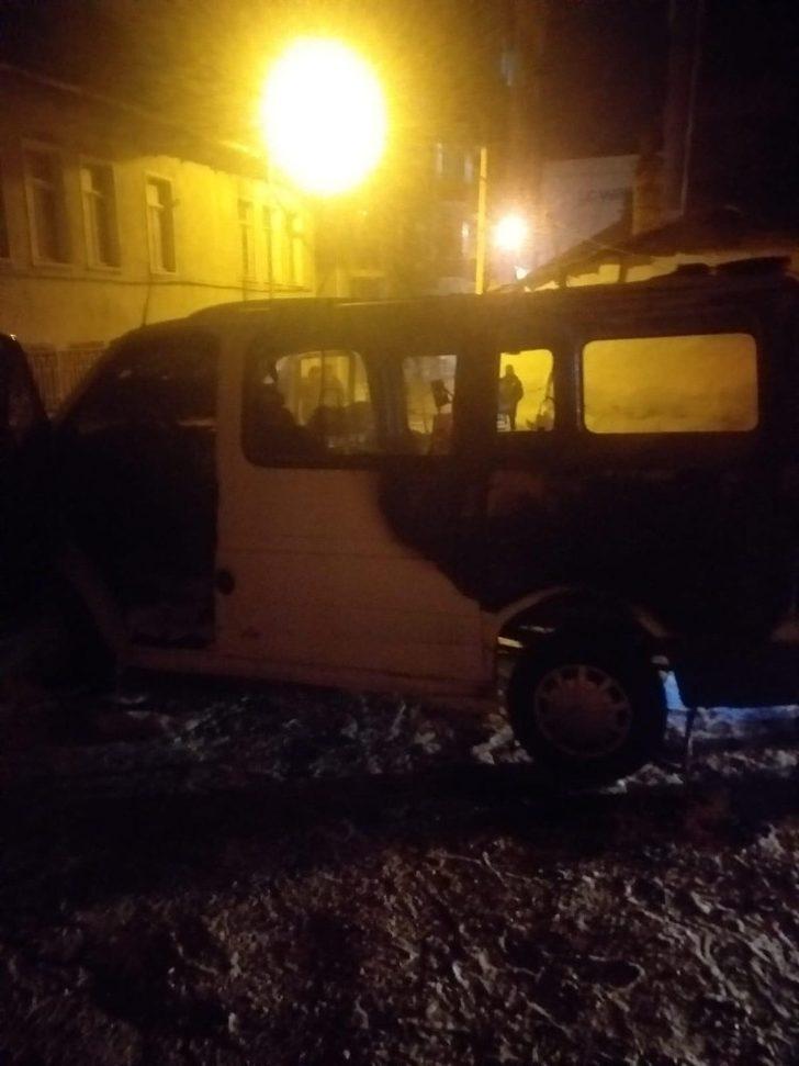 Park halindeki ticari araç alev aldı G3