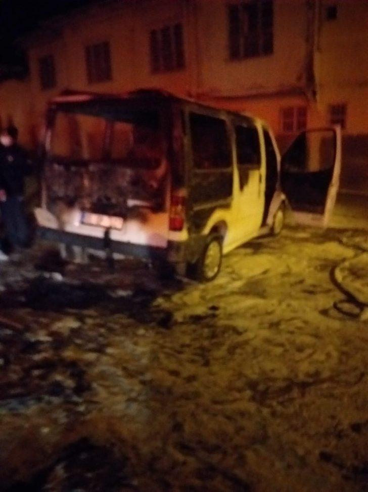 Park halindeki ticari araç alev aldı G4