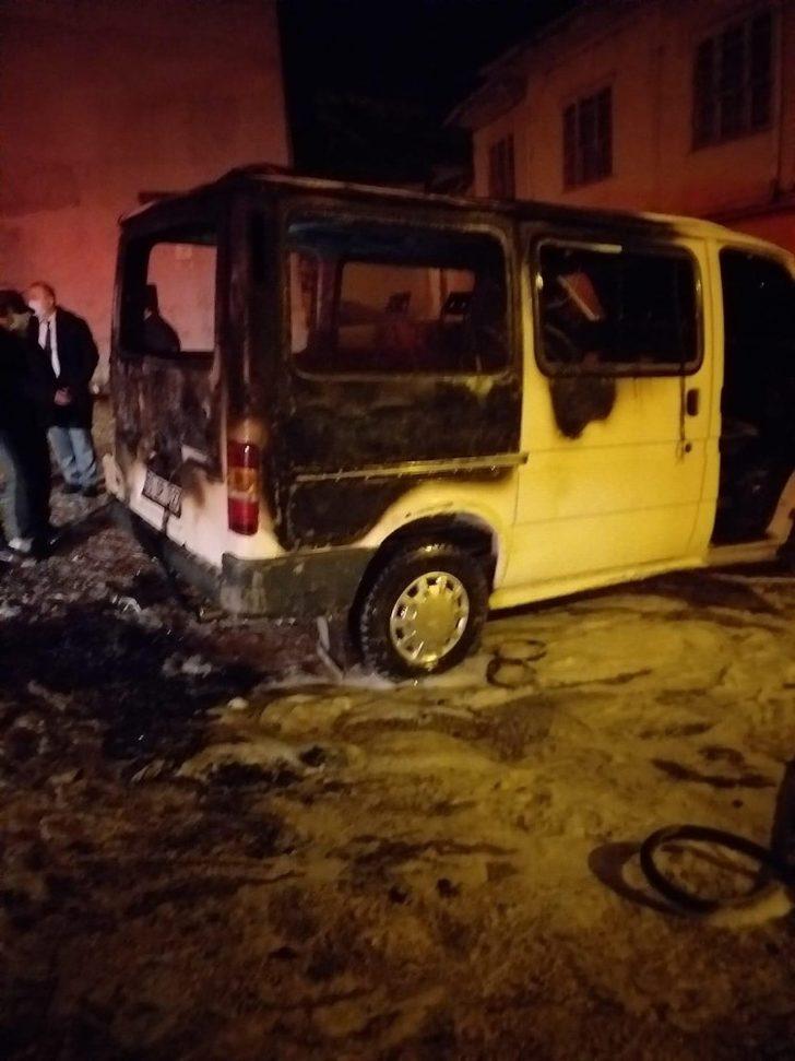 Park halindeki ticari araç alev aldı G5