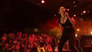 Protokol alanına sinirlenen Sertab Erener sahneyi terk etti