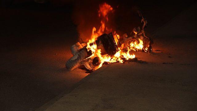 Şanlıurfa’da seyir halindeki motosiklet alev aldı