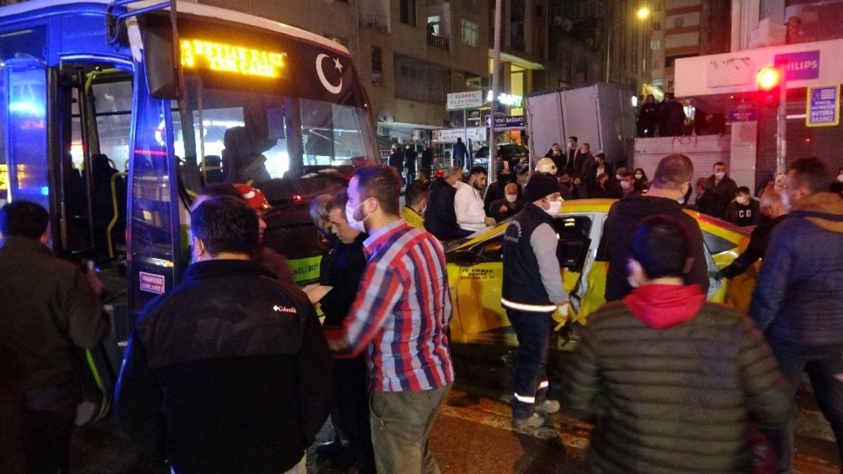 &Ouml;zel halk otob&uuml;s&uuml; ile ticari taksi &ccedil;arpıştı: 3 yaralı