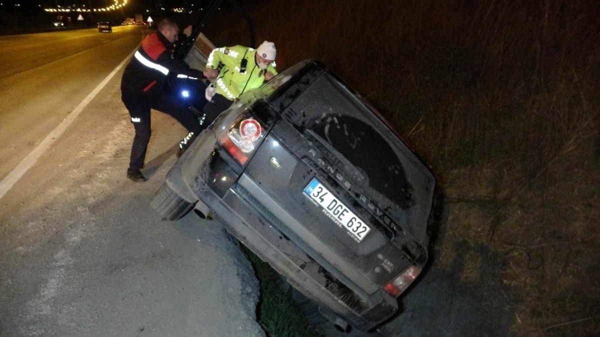 Samsun&rsquo;da otomobil su kanıla devrildi: 1&rsquo;i ağır 2 yaralı