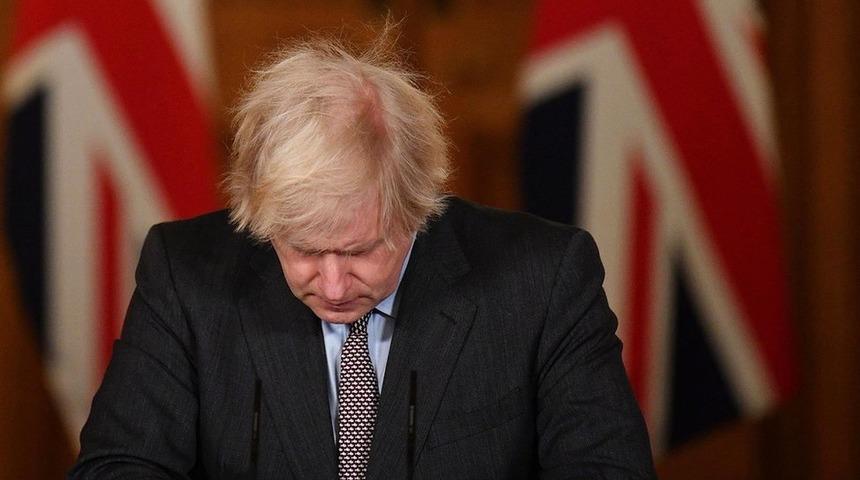 İngiltere'de Covid &ouml;l&uuml;mleri 100 kişiyi ge&ccedil;ti, Başbakan Johnson "&uuml;z&uuml;nt&uuml;y&uuml; hesaplaması zor" dedi
