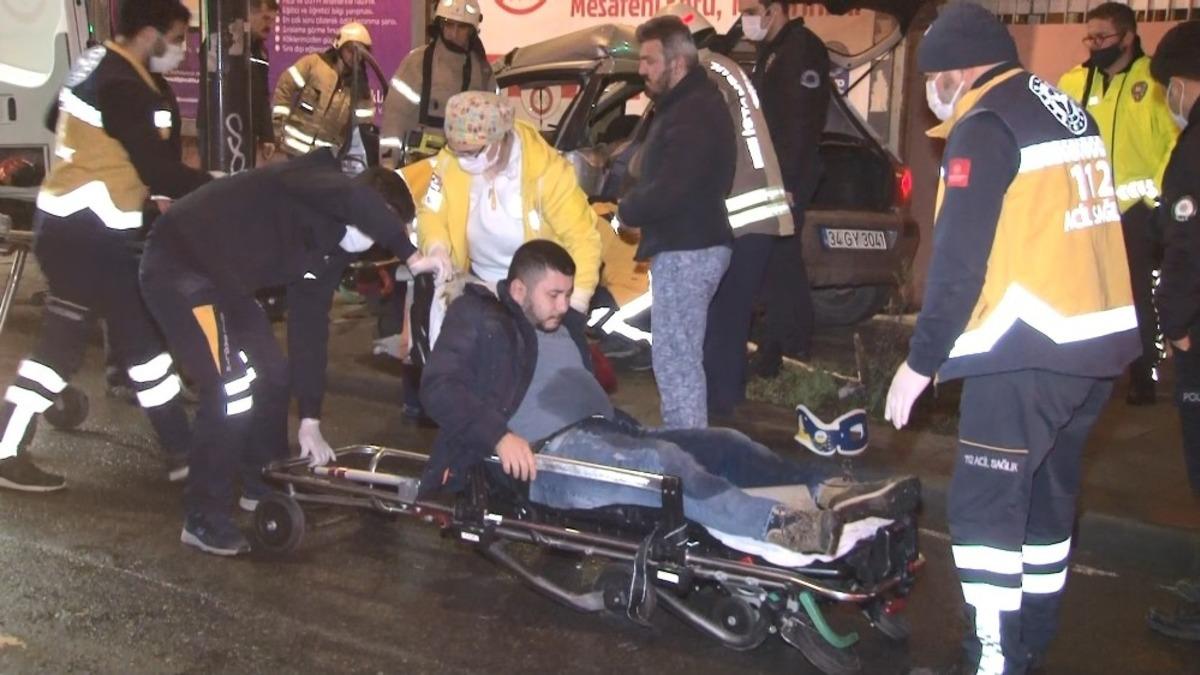 Ey&uuml;psultan&rsquo;da kontrolden &ccedil;ıkan otomobil reklam panolarına &ccedil;arparak durdu: 2 yaralı