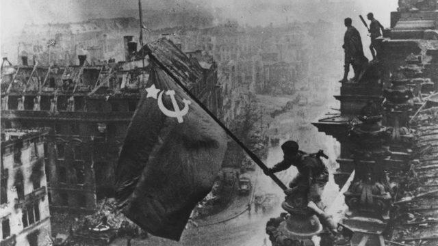 Sovyet Kızıl Ordusu, Nisan 1945'te Berlin'i aldı.