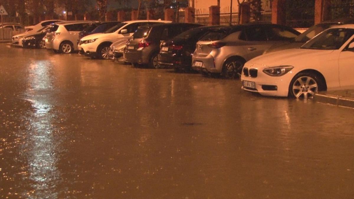 İzmir&rsquo;i sağanak ve fırtına vurdu: Caddeler g&ouml;le d&ouml;nd&uuml;, ağa&ccedil;lar devrildi
