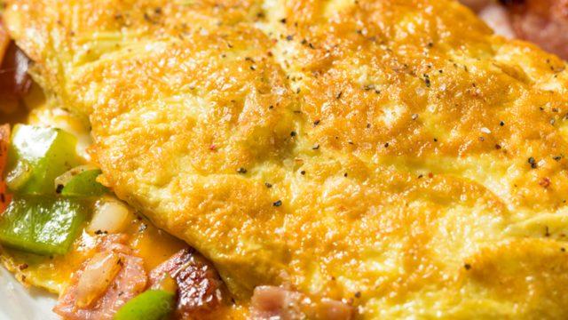 Akşama kadar acıktırmıyor: Sucuklu atom omlet tarifi!