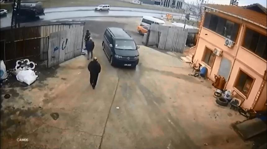 Kontrolden &ccedil;ıkan tanker karşı şeride b&ouml;yle ge&ccedil;ti