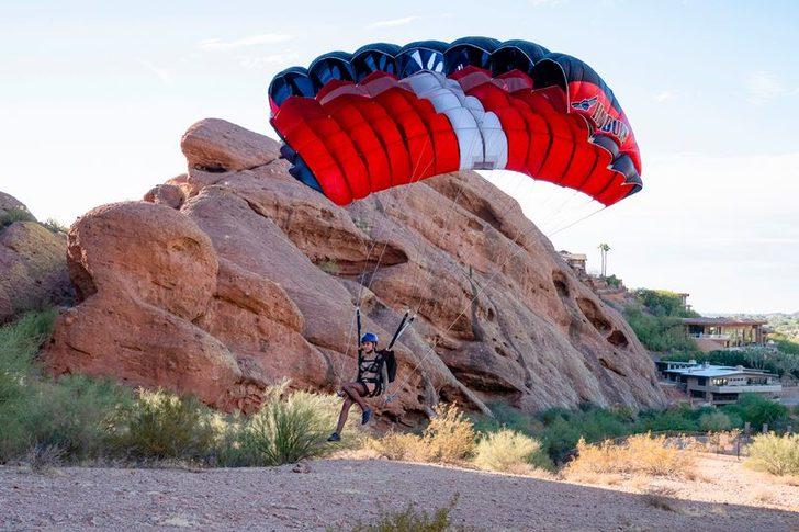 Özel kuvvetler paraşütçüsü 'şimdiye kadarki en tehlikeli iç çamaşırı çekimi' için 100 metreden atladı G3