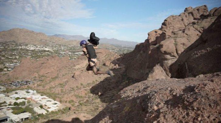 Özel kuvvetler paraşütçüsü 'şimdiye kadarki en tehlikeli iç çamaşırı çekimi' için 100 metreden atladı G2