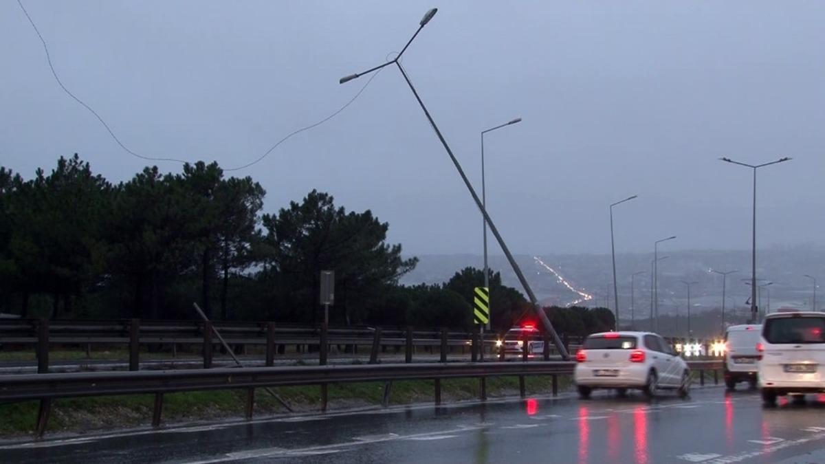 B&uuml;y&uuml;k&ccedil;ekmece&rsquo;de sulu kar yağışı başladı