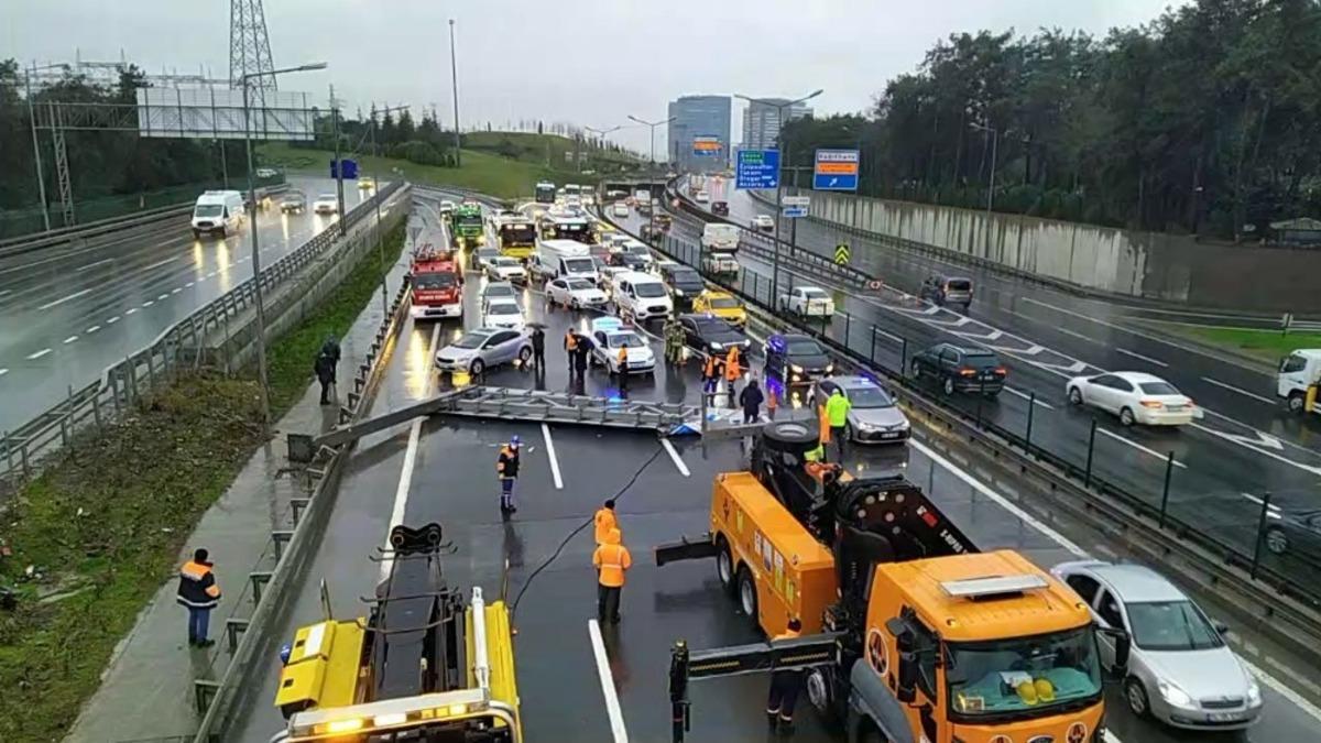Y&ouml;n tabelası yola devrildi, yoğun trafik oluştu