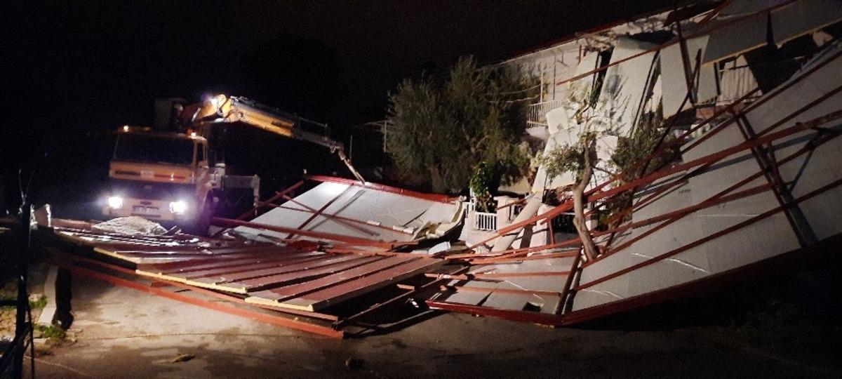 &Ccedil;atıları u&ccedil;uran fırtına, mahalleyi karanlığa g&ouml;md&uuml;