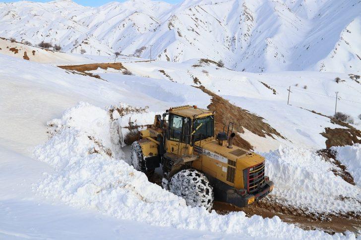 20 günlük kar esaretinin ardından köy yolu ulaşıma açıldı G2