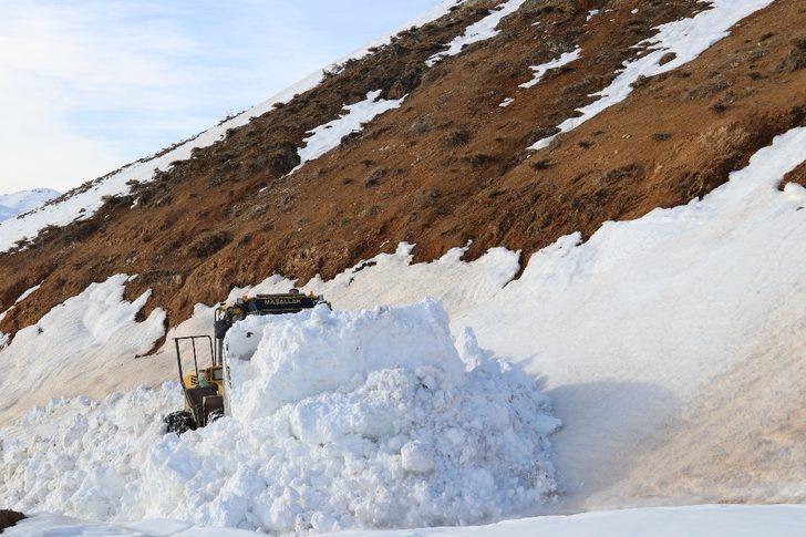 20 günlük kar esaretinin ardından köy yolu ulaşıma açıldı G3