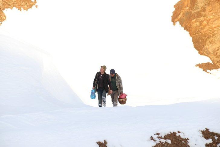 20 günlük kar esaretinin ardından köy yolu ulaşıma açıldı G5