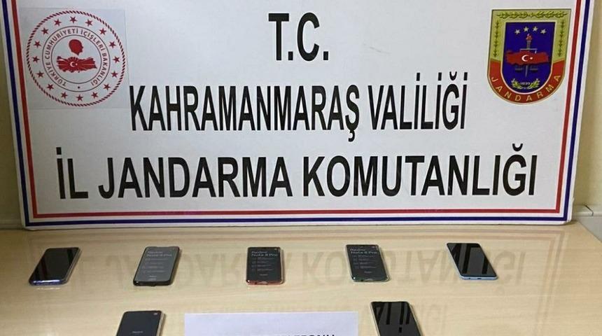 Kaçak telefonlarla yakalandı