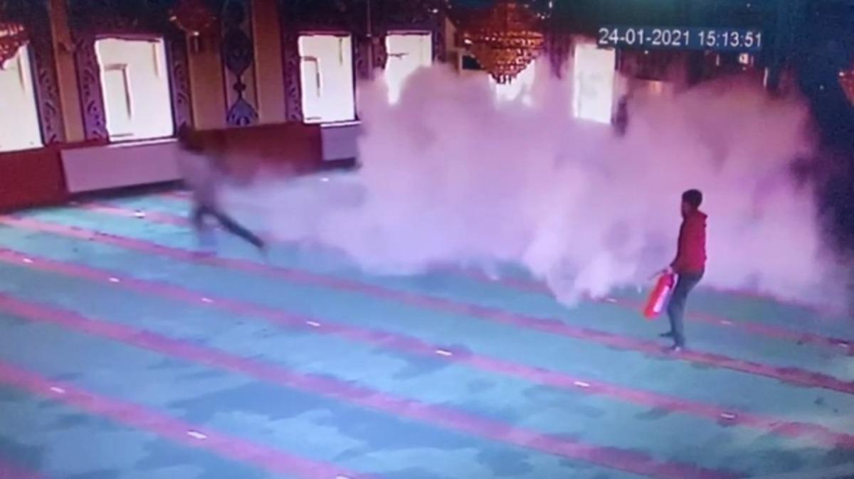 Isparta&rsquo;da camiye giren 5 &ccedil;ocuk yangın t&uuml;p&uuml; sıktı, malzemelere zarar verdi