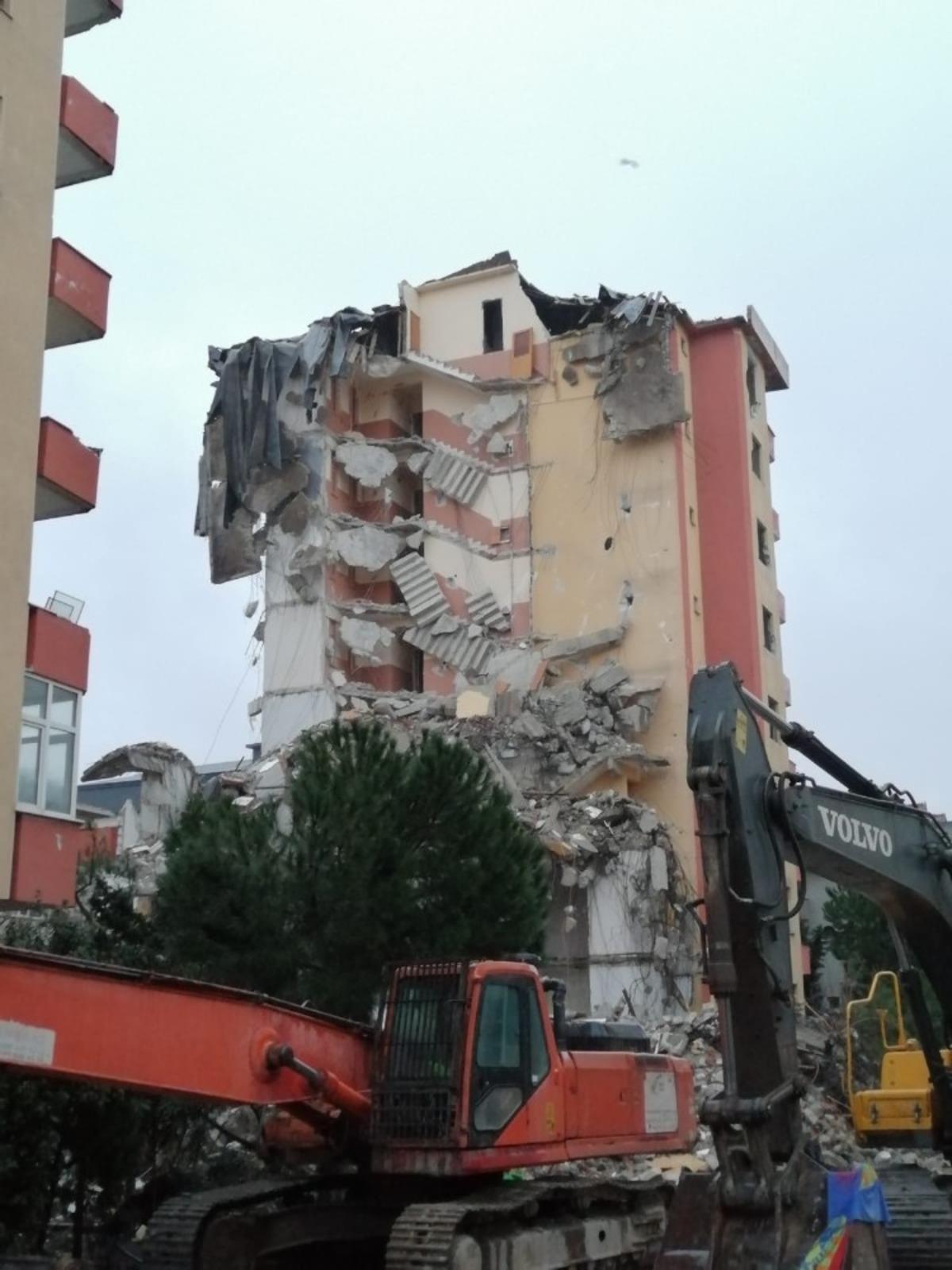 Yıkımı yarım bırakılan binada oluşan g&ouml;&ccedil;&uuml;k, havanın aydınlanmasıyla g&ouml;r&uuml;ld&uuml;