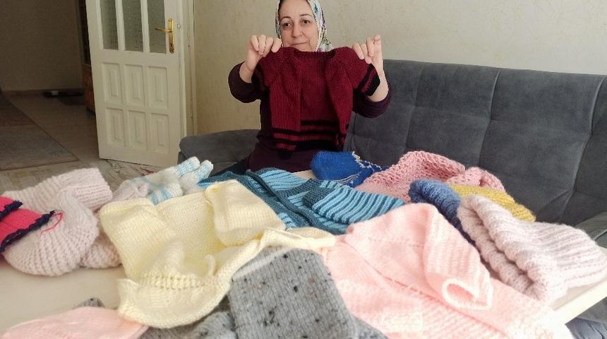 &Ouml;rg&uuml; yaparak &ccedil;ocuklarını okutuyor