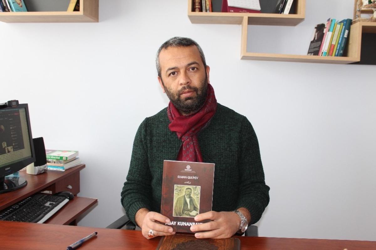 Abay Azerbaycan T&uuml;rk&ccedil;esiyle okurlarla buluştu