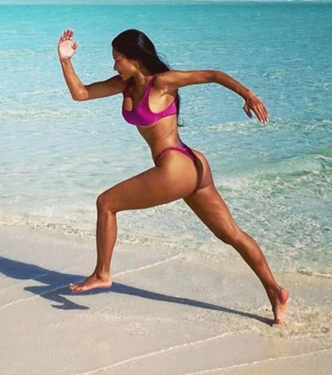 Nicole Scherzinger m&uuml;kemmel fiziğiyle sahilin tozunu attı