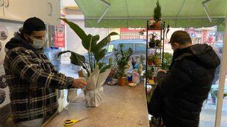 İsimsiz çiçek göndermek 'taciz' sayılabilir