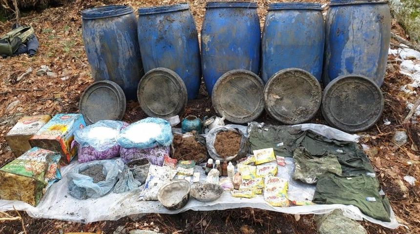 PKK&rsquo;ya ait sığınakta patlayıcı ve yaşam malzemesi ele ge&ccedil;irildi