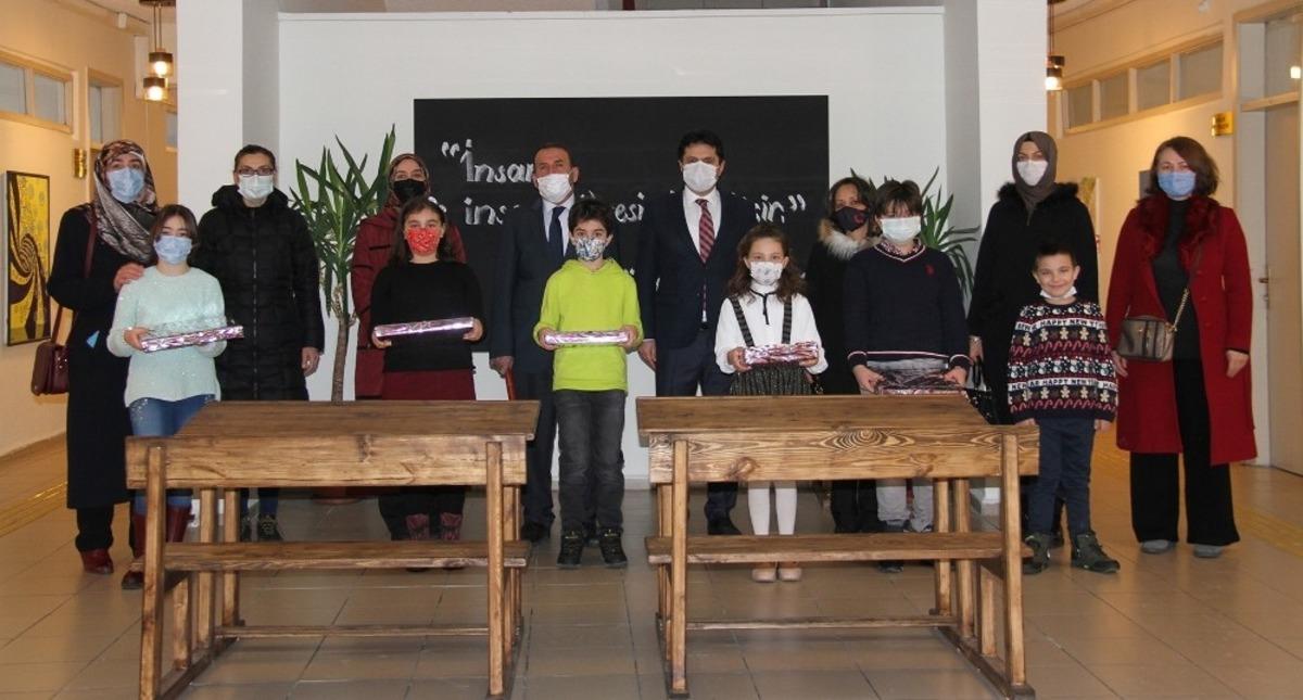 Milli Eğitim M&uuml;d&uuml;r&uuml; Kaygusuz, başarılı &ouml;ğrencileri &ouml;d&uuml;llendirdi