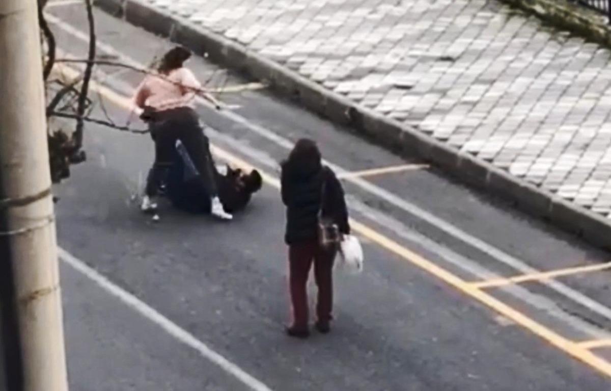 Gen&ccedil; kadın elinde bı&ccedil;akla ter&ouml;r estirdi