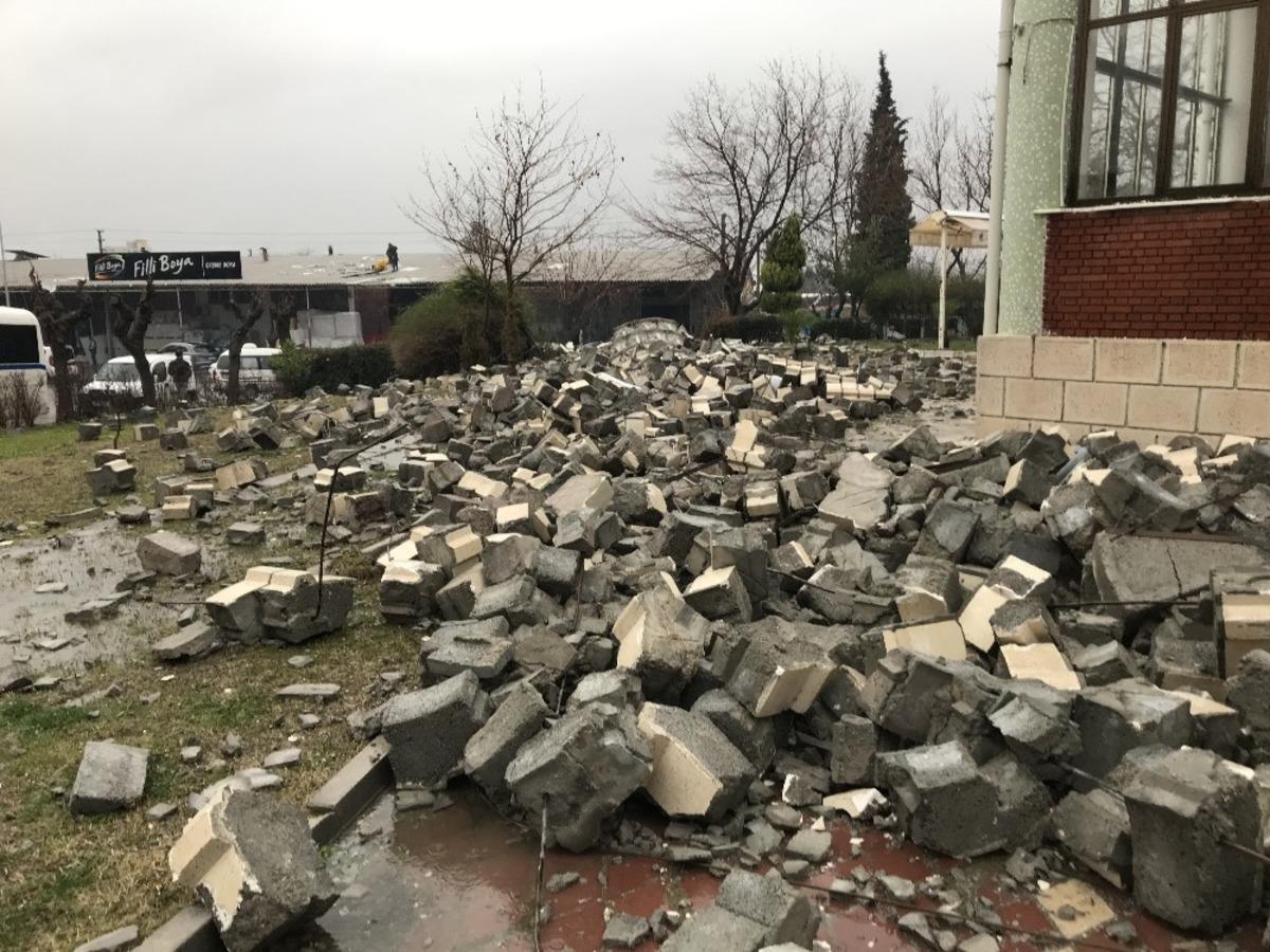 Manisa&rsquo;da fırtına cami minaresini devirdi