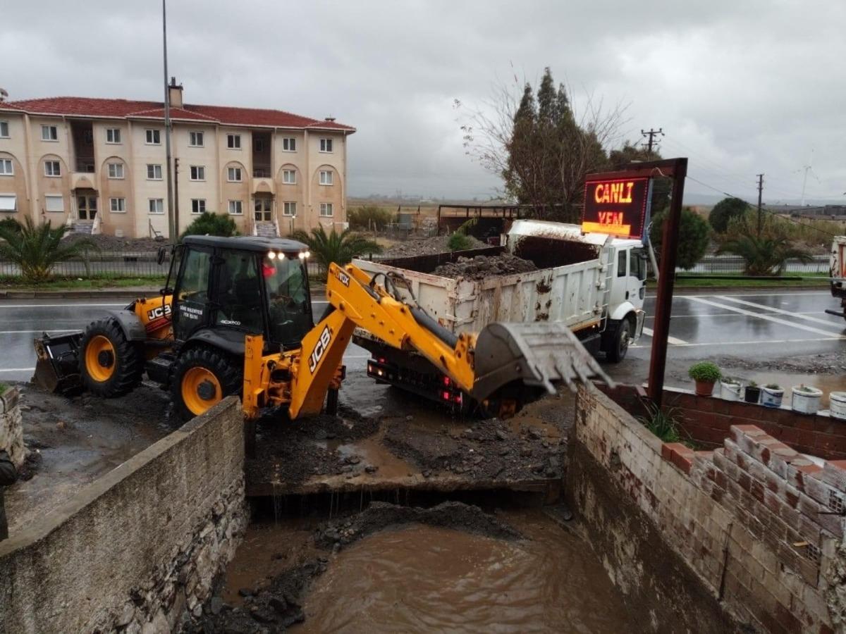 S&ouml;ke&rsquo;de sağanak yağış ve fırtına etkili oldu