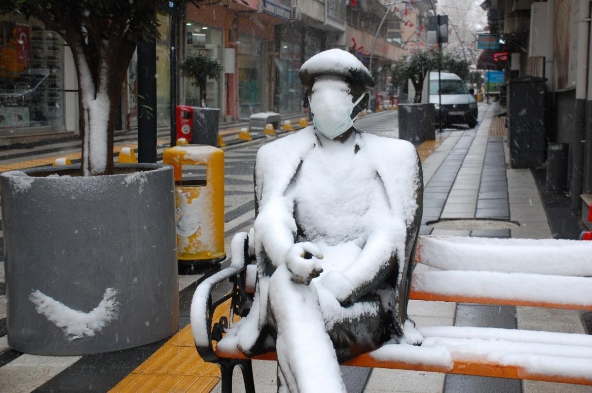 Keşanlılar bembeyaz bir g&uuml;ne uyandı