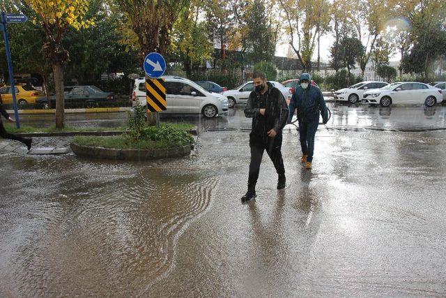 Aydın’da sağanak yağış etkili oluyor