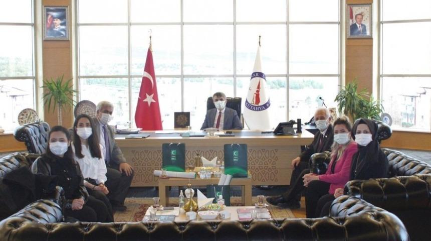 Rekt&ouml;r Uysal: &ldquo;Yeşilay&rsquo;a elimizden gelen desteği vereceğiz&rdquo;