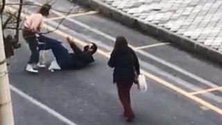 Genç kadın terör estirdi! Önce bıçakla saldırdı, sonra otomobile zarar verdi