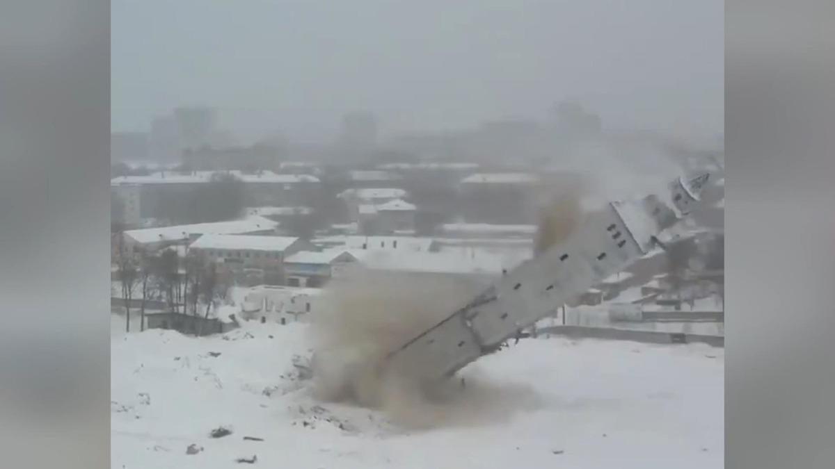 Rusya'da 40 metrelik tahıl asans&ouml;r&uuml; 5 saniyede yıkıldı