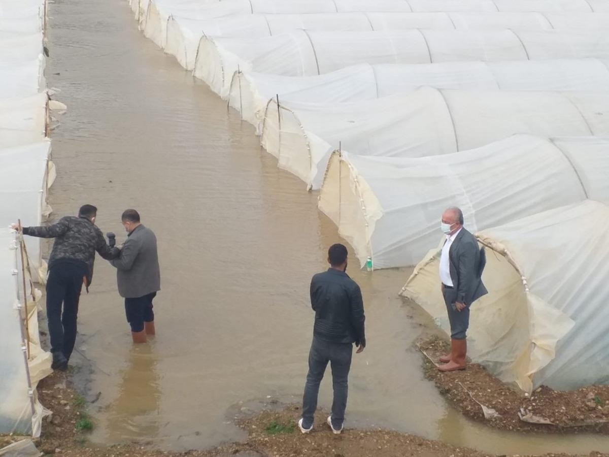 Antalya&rsquo;da taşan dere ekili alanları su altında bıraktı