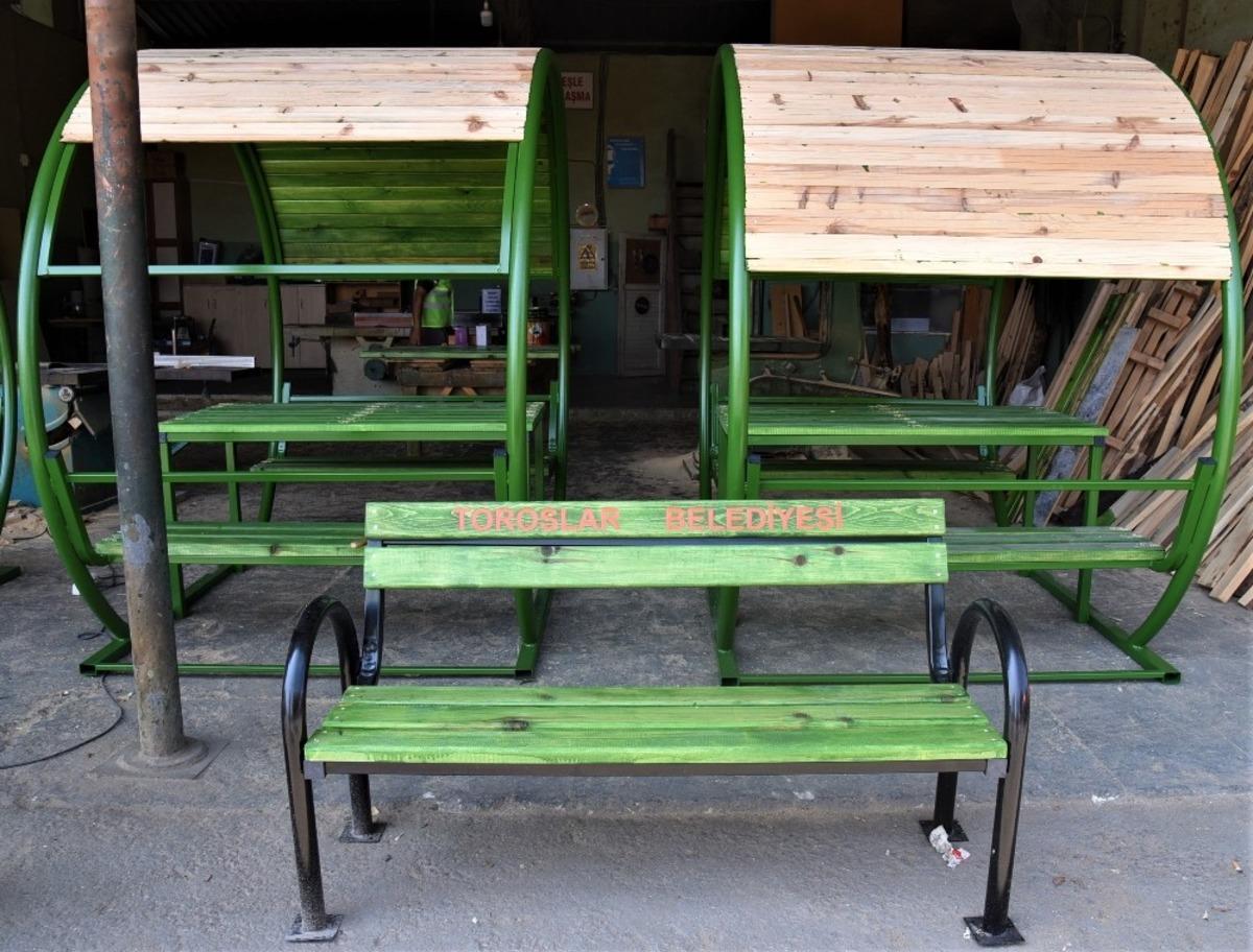 Toroslar Belediyesi, kent mobilyalarını kendi at&ouml;lyesinde &uuml;retiyor