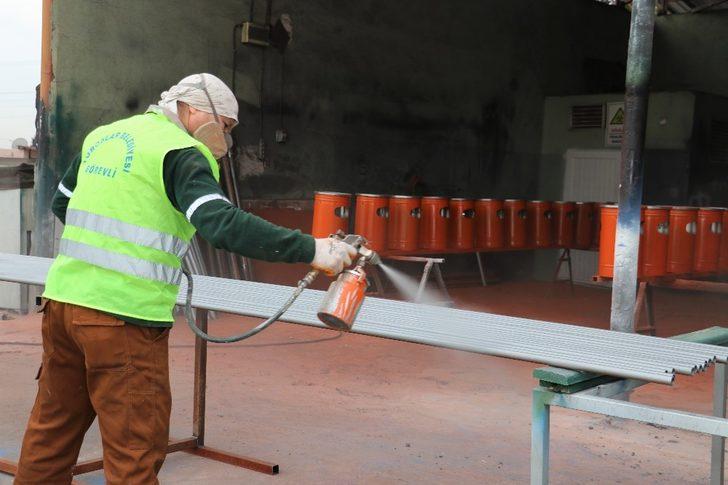 Toroslar Belediyesi, kent mobilyalarını kendi atölyesinde üretiyor G2