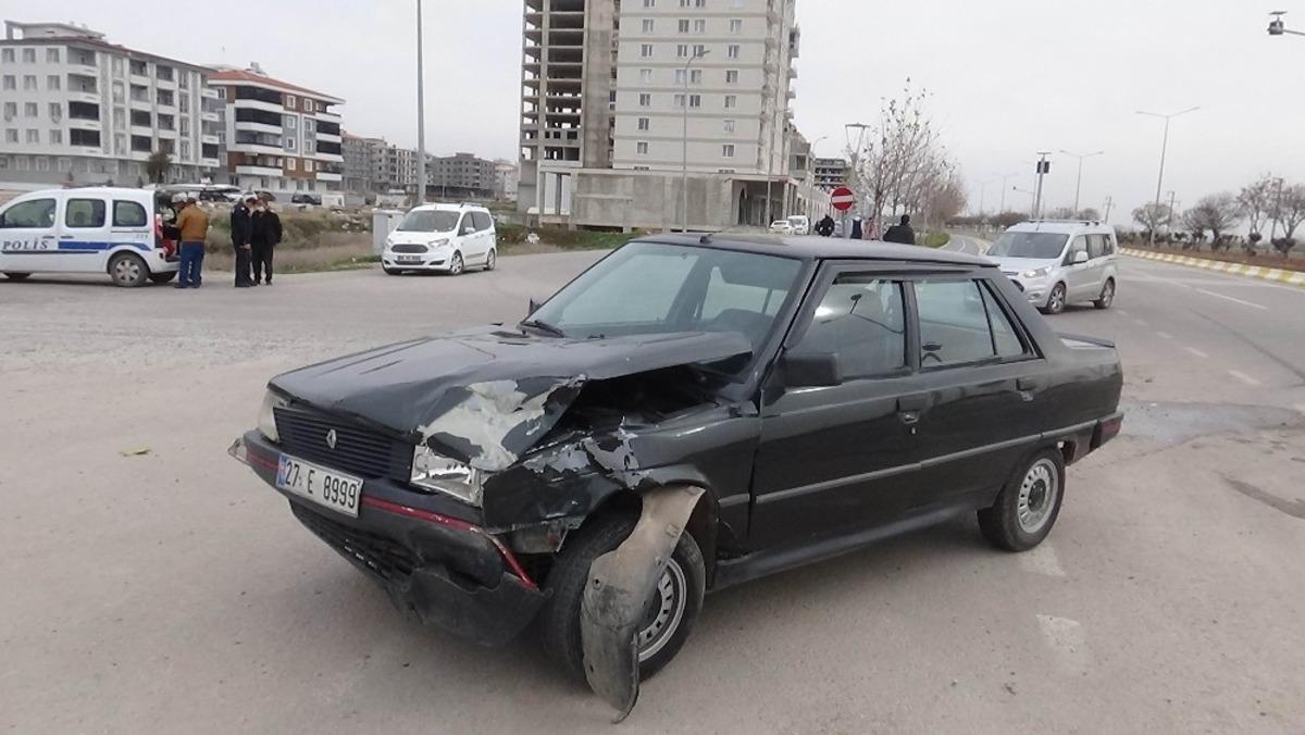 Kilis&rsquo;te 2 otomobil &ccedil;arpıştı: 3 yaralı