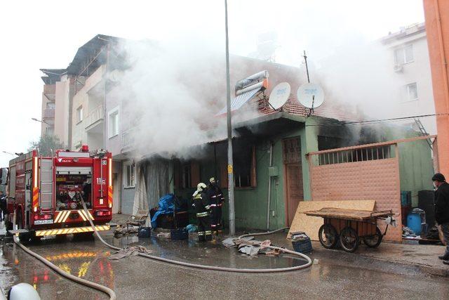 Manisa’da bir evde çıkan yangında 1’i ağır 4 kişi yaralandı