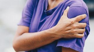 Boyun fıtığı tedavisinde ameliyat şart değil! Boyun fıtığı belirtileri içinden kol ağrısına dikkat