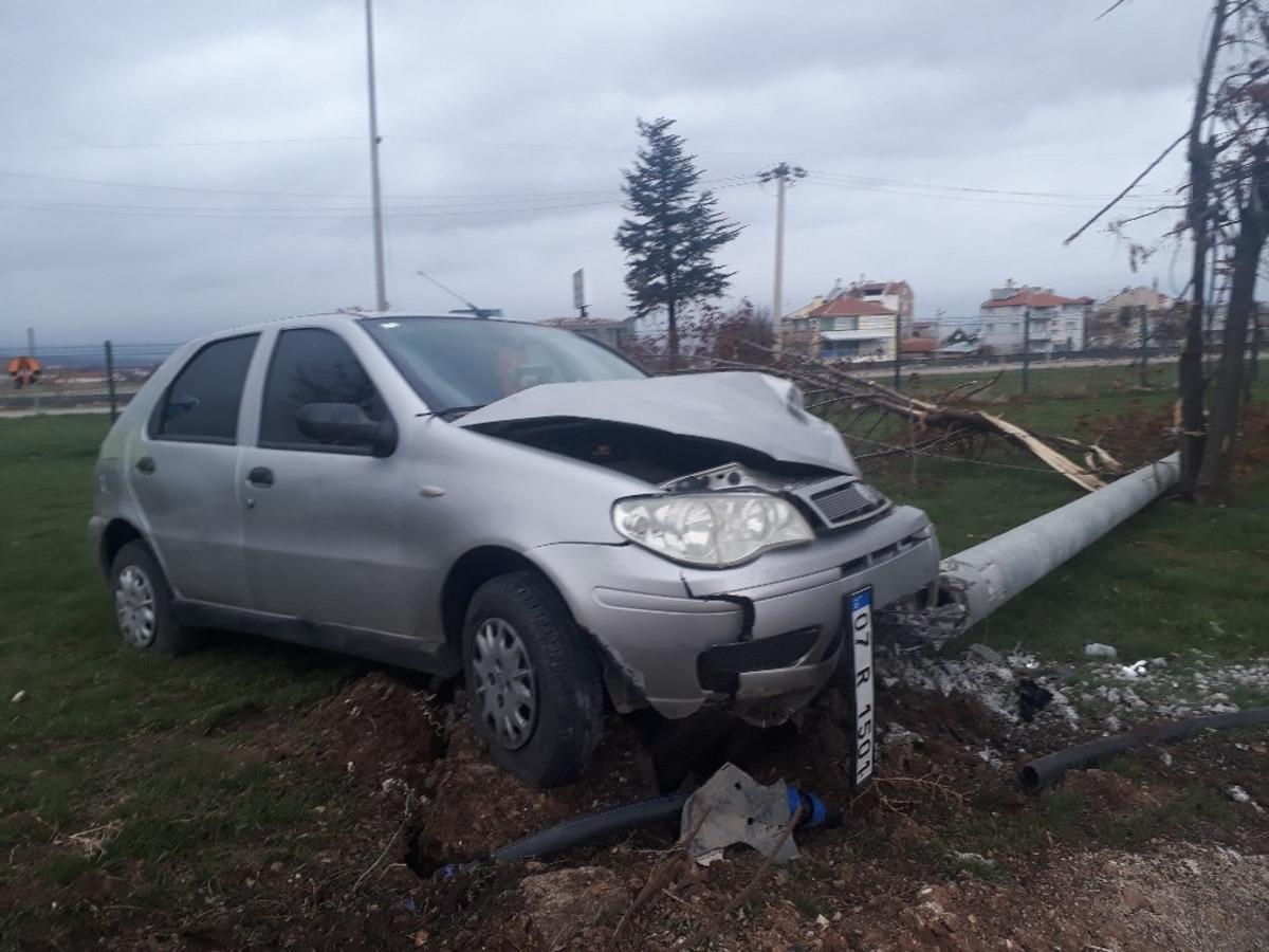 Aydınlatma direğini &ccedil;arparak deviren otomobilde 3 kişi yaralandı