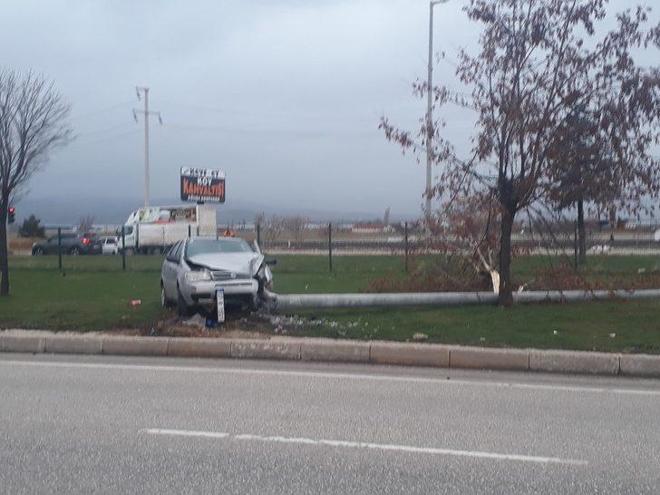 Aydınlatma direğini çarparak deviren otomobilde 3 kişi yaralandı G2